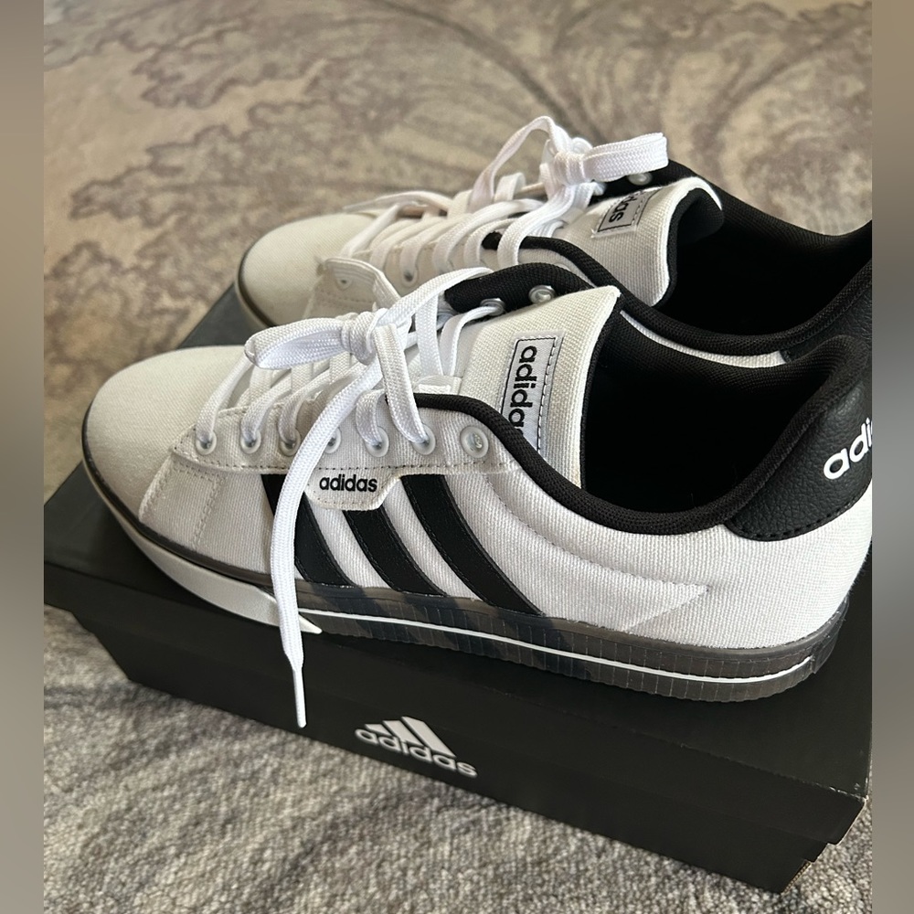 **New in box** Men’s Sz 9 Adidas Skate Shoes